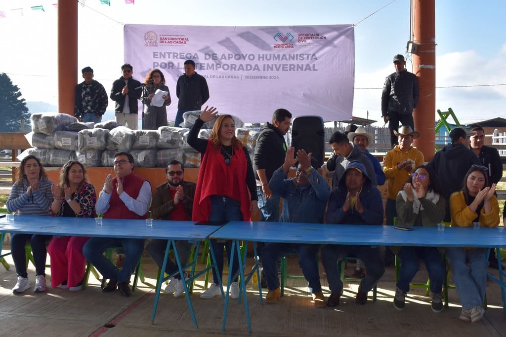 Entrega Fabiola Ricci ayuda humanitaria para la temporada invernal en la Comunidad de Los Llanos