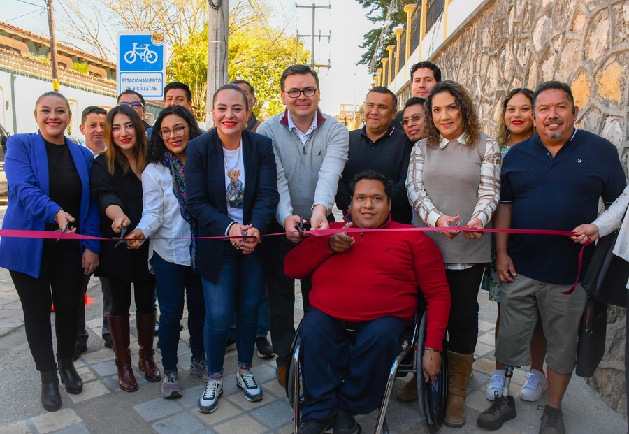 Inaugura Fabiola Ricci la rehabilitación de banquetas en San Cristóbal